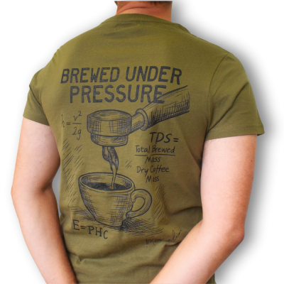 Camiseta verde Brewed Under Pressure | Merchandising Montecelio Café