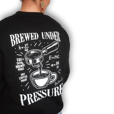 Sudadera negra Brewed Under Pressure | Merchandising Montecelio Café